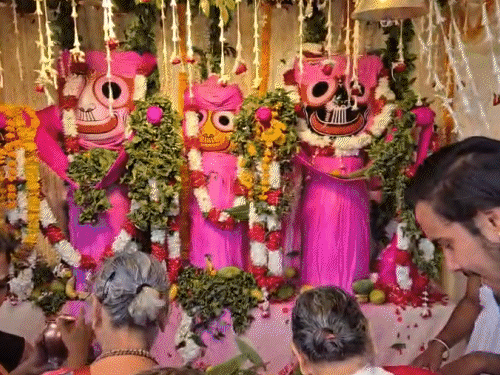 भगवान जगन्नाथ के दरबार जल लेकर पहुंचे श्रद्धालु:84 घाटों के गंगाजल से महिलाओं ने अभिषेक किया, पुजारी बोले- अगले 14 दिन नहीं होंगे दर्शन