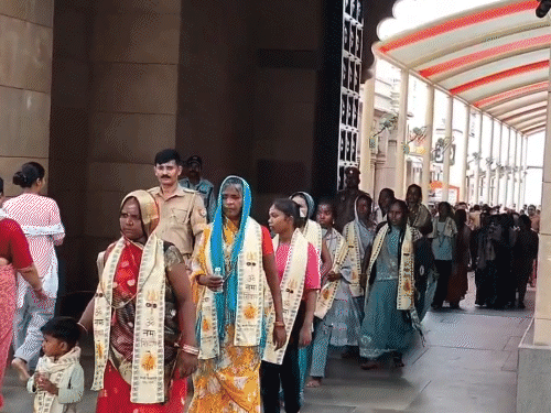 पंडी गांव की महिलाओं ने पहली बार देखा शहर:बाबा काशी विश्वनाथ के किए दर्शन, डीआईजी से कहा था- कभी शहर नहीं देखा