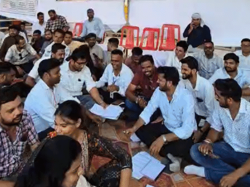 वॉकेशनल ट्रेनर्स के वेतन से 5000 कहां गायब हो रहा?:ट्रेनर्स बोलें-जब केंद्र सरकार एक VT के लिए 25000 दे रही, तो हमारी सैलरी 20000 ही क्यों?