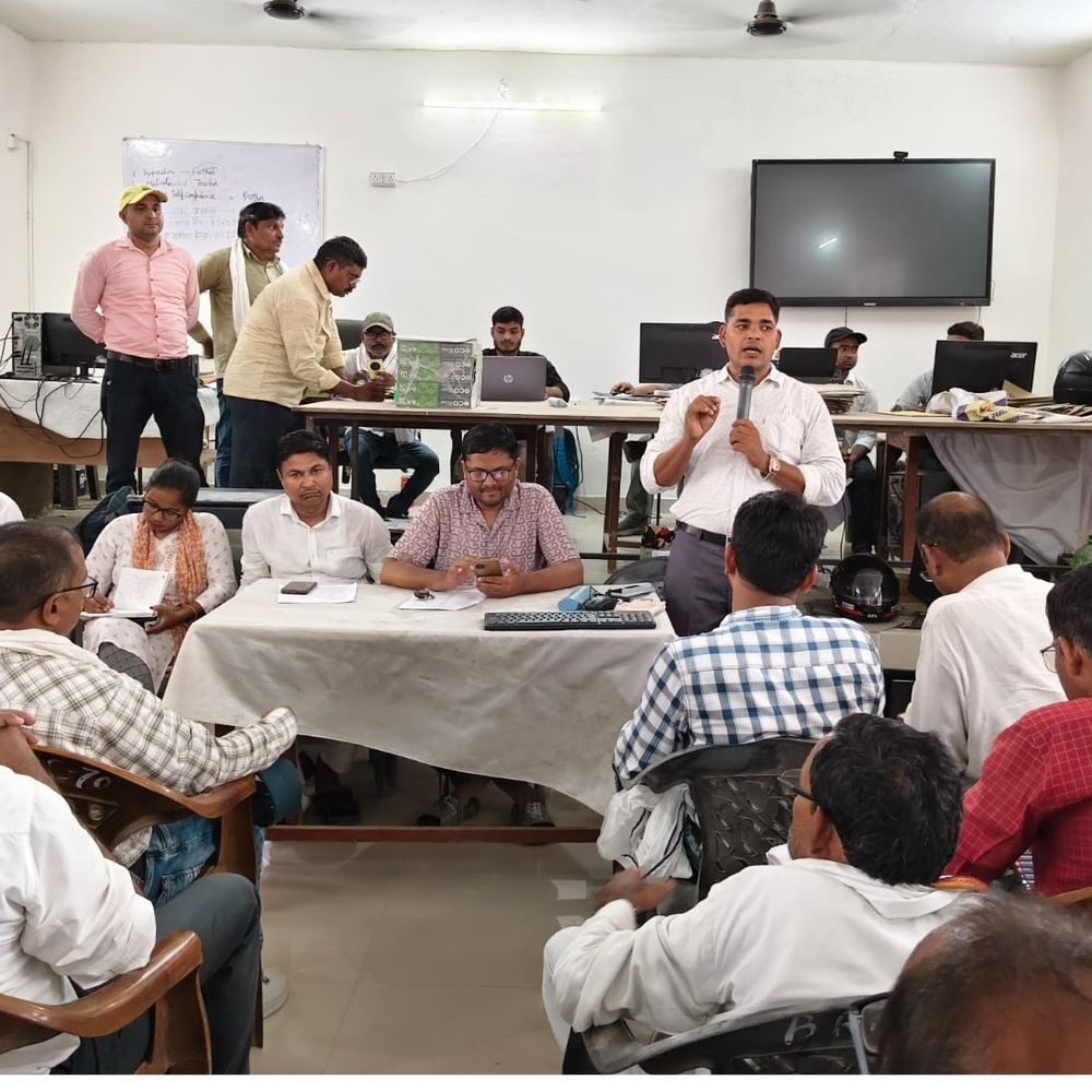 मंझनपुर बीआरसी में मासिक समीक्षा बैठक संपन्न:खंड शिक्षा अधिकारी ने शिक्षकों को नामांकन लक्ष्य पूरा करने के निर्देश दिए