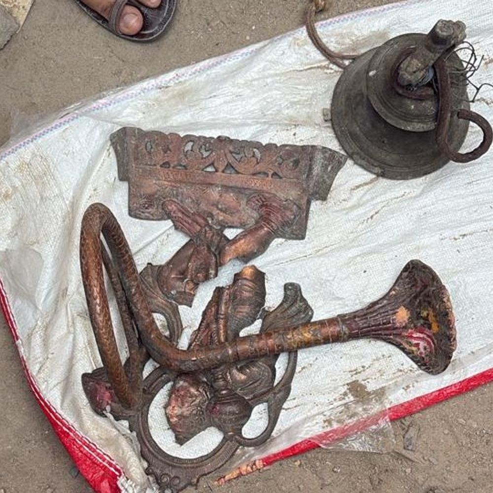 सीवान में मंदिर से चोरी अष्टधातु की मूर्ति मिलीं:12 घंटे में खुलासा, एक चोर अरेस्ट;एसपी बोले-'किसी को बख्शा नहीं जाएगा'