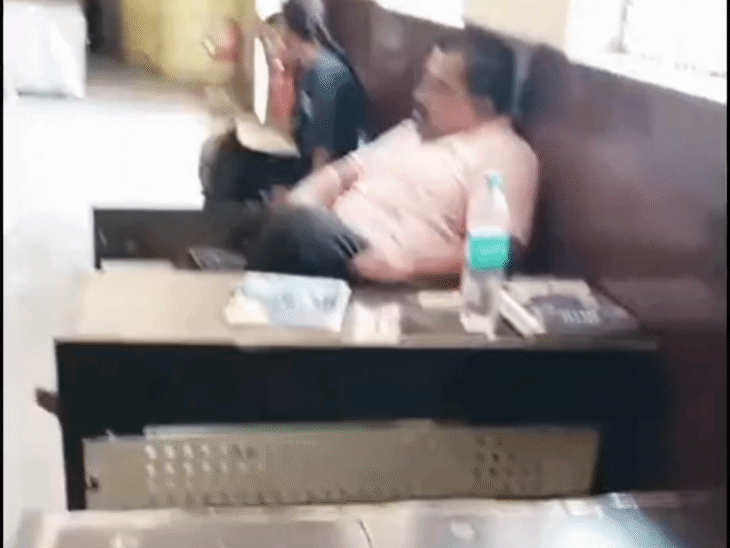 छतरपुर में क्लास में सो रहे टीचर का VIDEO:छात्र-छात्राएं चुपचाप बैठे थे, ग्रामीण बोले- ऐसे कैसे बनेगा बच्चों का भविष्य