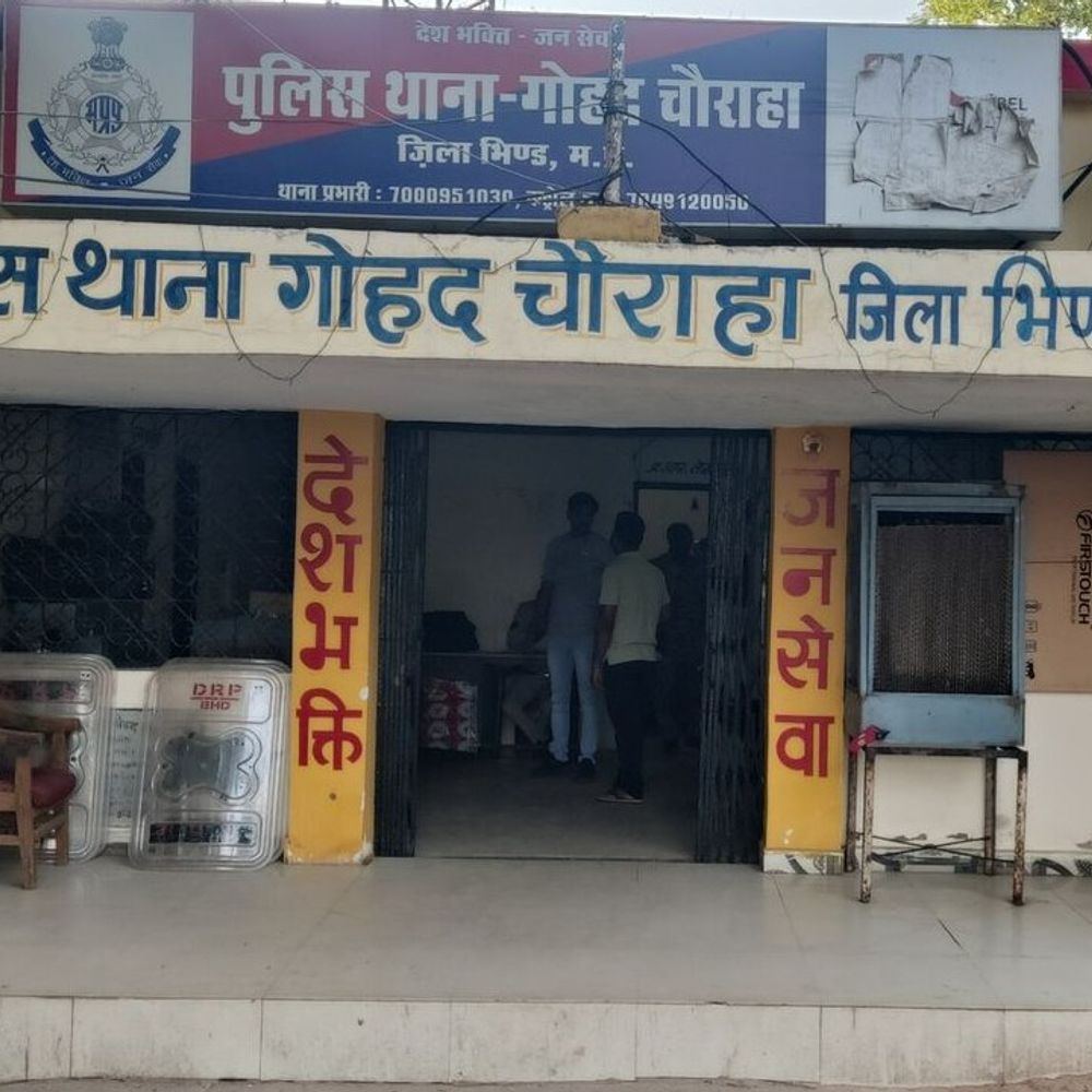1 किमी पीछा कर कट्टे की नोक पर लूट:  भिंड में 3 नकाबपोशों ने युवक, पत्नी और बहन से छीने जेवर-नगदी; 15 मिनट बंधक बनाए रखा – Bhind News