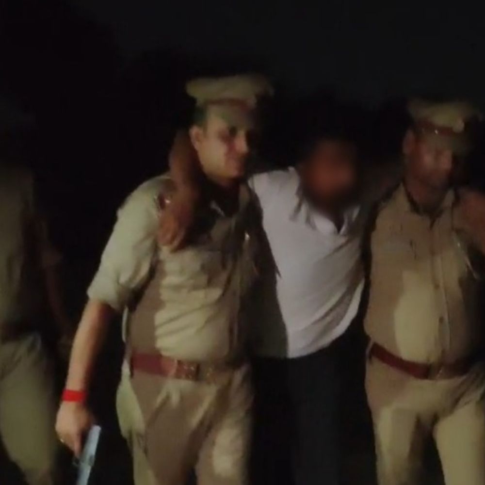 गाजीपुर में पुलिस-बदमाश की मुठभेड़:कुख्यात अपराधी मुख्तार खान के पैर में लगी गोली, तमंचे के साथ गिरफ्तार