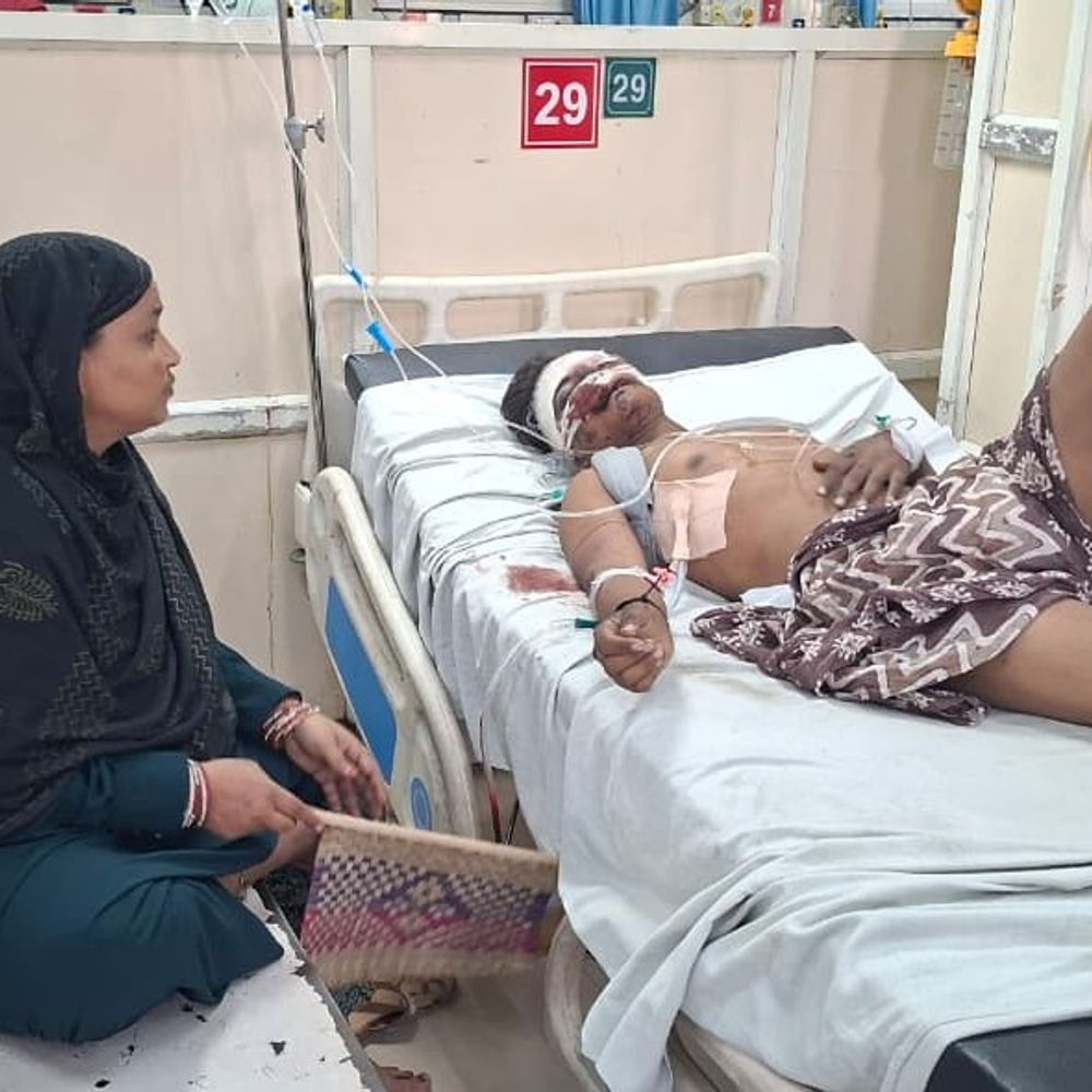 दर्दनाक हादसे का चश्मदीद बोला- शवों के बीच तड़पता रहा:आंख खुली तो अस्पताल में था, जयपुर-अजमेर हाईवे पर खड़ी बस को ट्रक ने मारी टक्कर, 3 की मौत