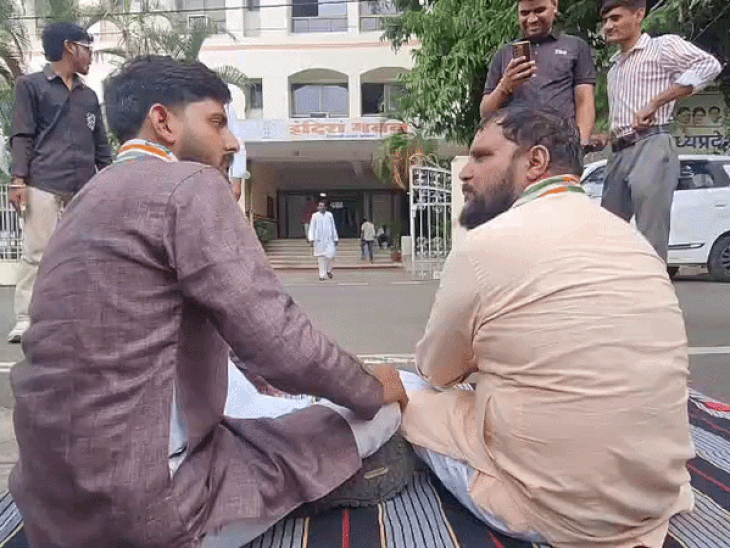 300 KM पैदल भोपाल पहुंचे दो कांग्रेसी:  PCC के सामने धरने पर बैठे, बोले- एक व्यक्ति को तीन-चार पद का विरोध किया तो निष्कासित कर दिया – Bhopal News