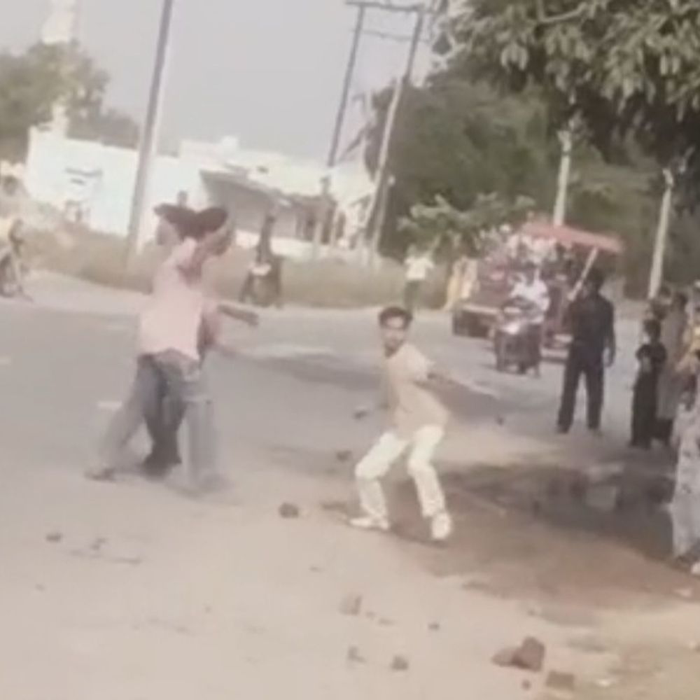 संभल में घोड़ी हटाने पर विवाद, दो समुदायों में पथराव:चार लोग घायल, घायल युवती की कल बारात आनी है; 10 लोगों पर FIR