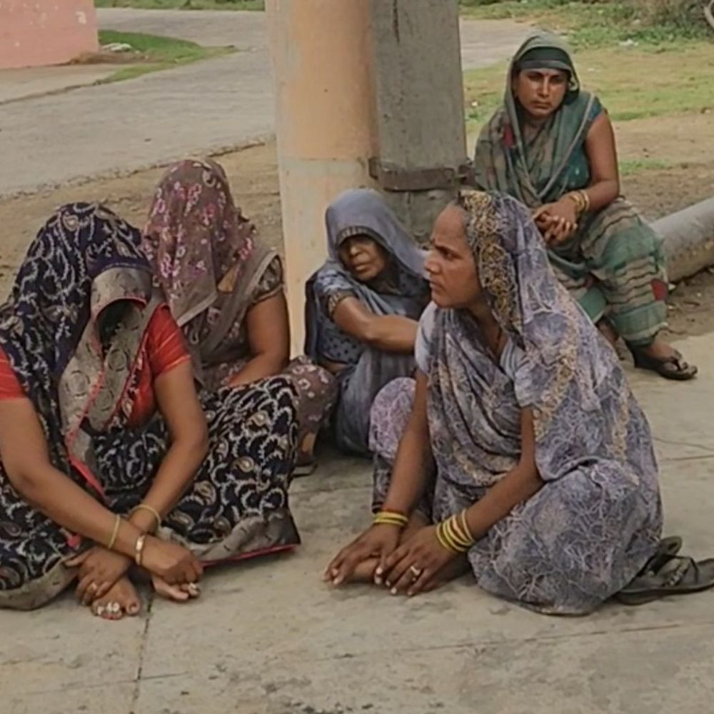 हाथरस में सड़क हादसे में महिला की मौत:सड़क किनारे खड़े ई-रिक्शा में चारा लाद रही थी, बाइक ने टक्कर मारी