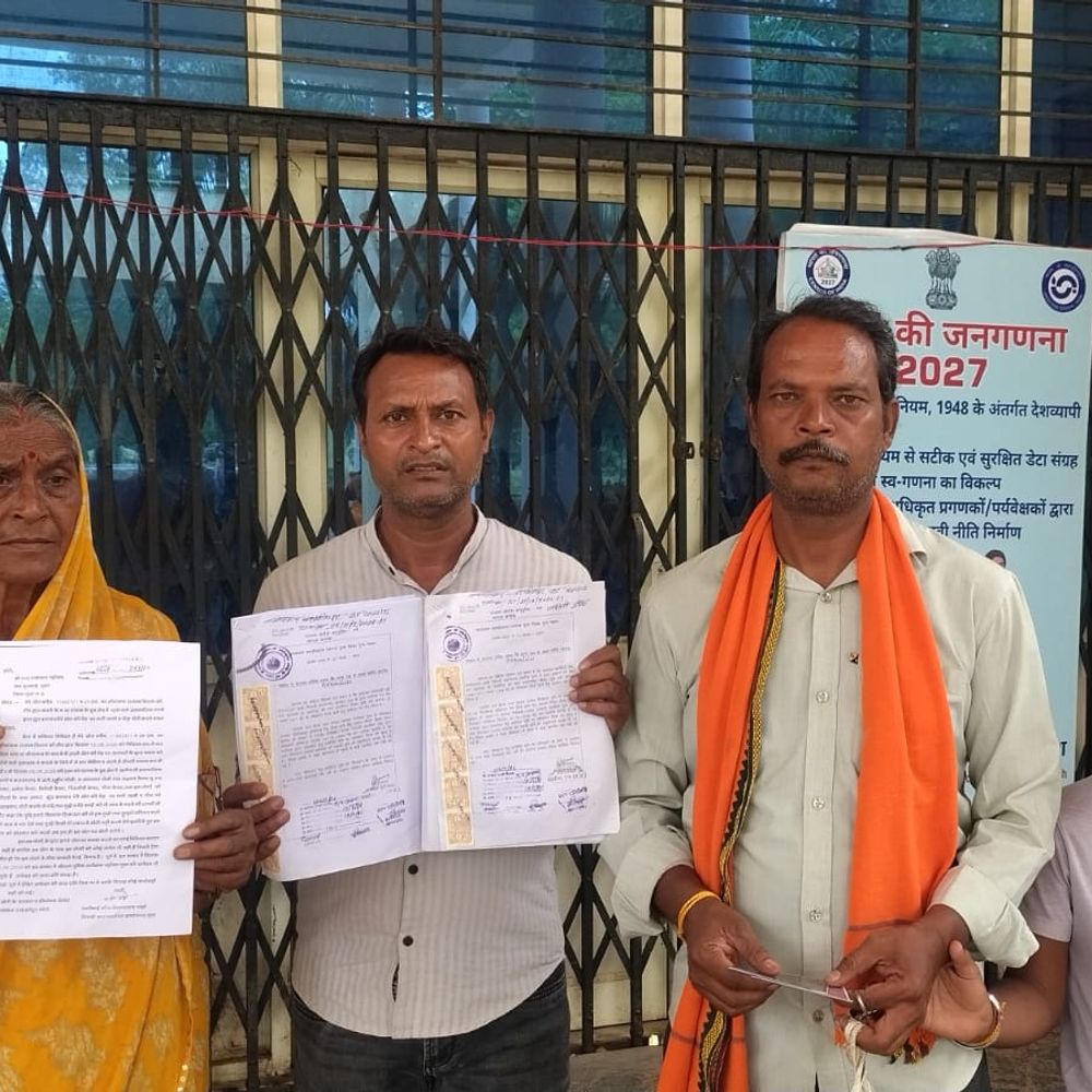 महिला की गुहार-खेत की फेंसिंग उखाड़ ले गए दबंग:गुना जनसुनवाई में बोली- विरोध पर जान से मारने की धमकी मिली, कार्रवाई नहीं हुई
