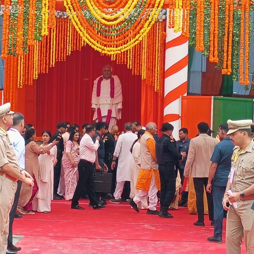 CM योगी ने किया पंडित राधेश्याम की प्रतिमा का अनावरण:GIC ऑडिटोरियम में लगाई गई है प्रसिद्ध कथावाचक पंडित राधेश्याम की प्रतिमा