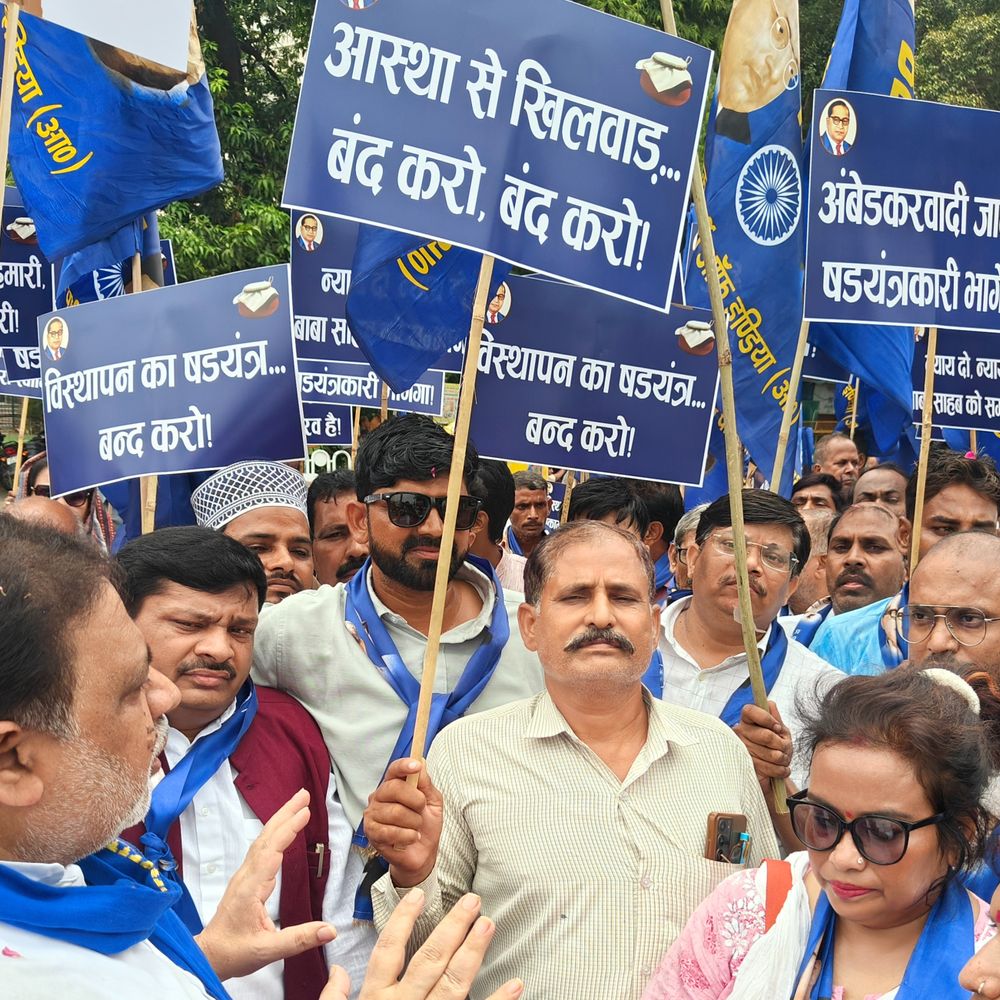 लखनऊ में रिपब्लिकन पार्टी ऑफ़ इंडिया का विरोध प्रदर्शन:बाबासाहेब भीमराव अंबेडकर के अस्थि कलश को विस्थापित करने पर जताया विरोध, 9 अगस्त को महा आंदोलन की दी चेतावनी