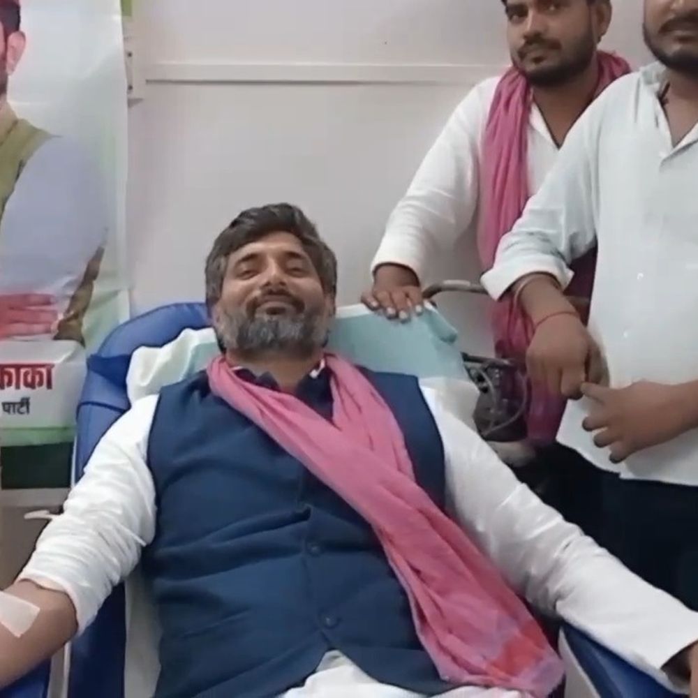 अखिलेश यादव के जन्मदिन पर सपा कार्यकर्ताओं ने किया रक्तदान:चंदौली में मनोज काका के नेतृत्व में 53 यूनिट ब्लड डोनेट हुआ