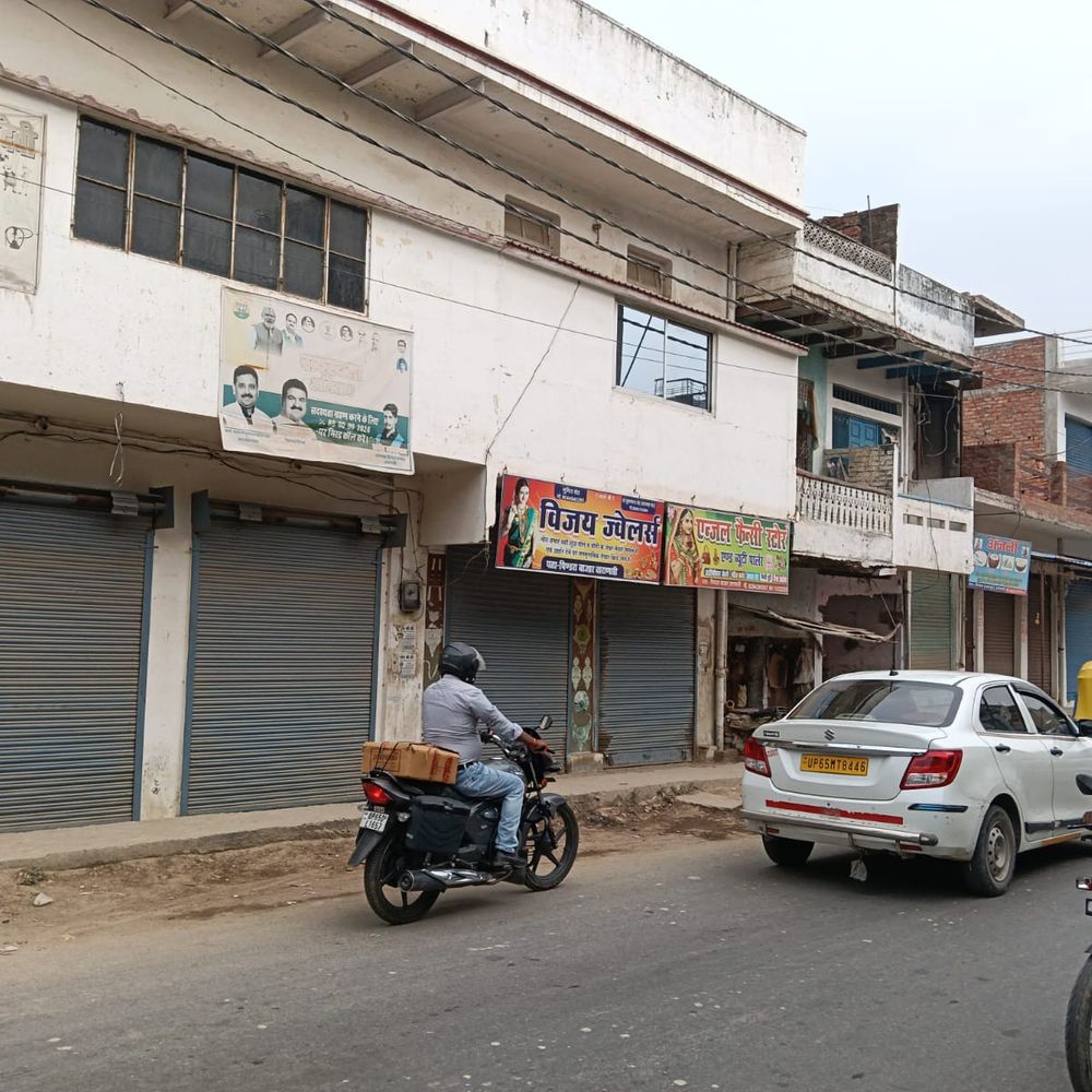 पिंडरा बाजार में तोड़ी स्‍टेशनरी शॉप:रात में ट्रैक्टर लेकर पहुंचे युवक ने मिनटों में क्षतिग्रस्‍त किया; विरोध में व्यापारियों ने दुकानें बंद कीं