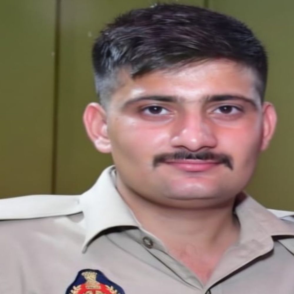 शाहजहांपुर में एंबुलेंस ट्रक से टकराई, कांस्टेबल की मौत:डॉक्टर और चालक घायल, हरियाणा के रहने वाले थे