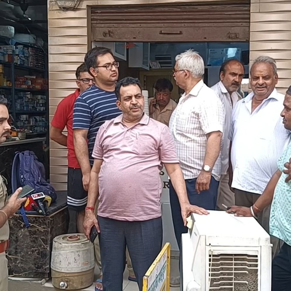 कोतवाली से 100 मीटर दूर लाखों के जेवर लूटे:2 बदमाश ग्राहक बनकर दुकान में आए, खरीदने के बहाने लेकर भागे