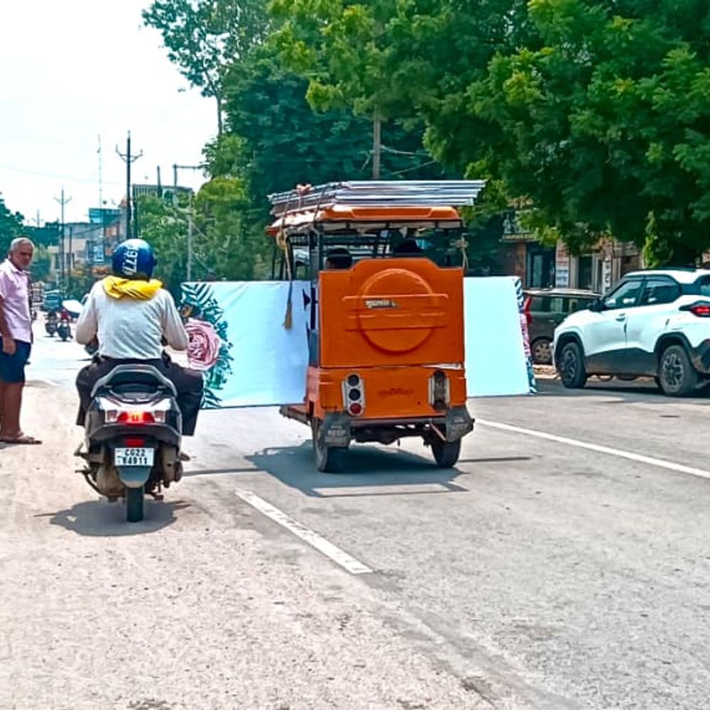 ई-रिक्शा में ओवरसाइज फ्लेक्स ले जाने से नहर पुल पर जाम, चालक हुए परेशान
