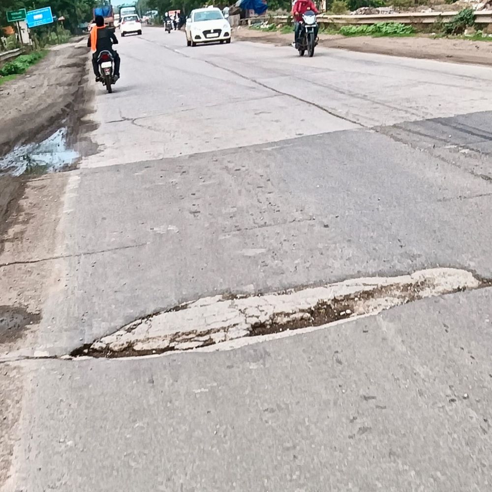 बनारी-अकलतरा रोड पर गड्ढे बन रहे हादसों का कारण, लोग परेशान