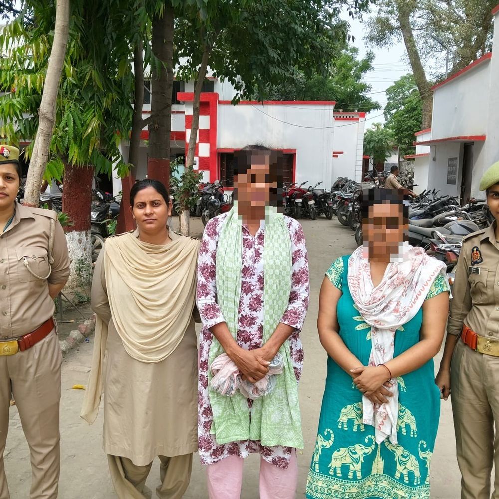 आत्मदाह करने वाली महिला के मामले में दो महिलाएं गिरफ्तार:देर रात तक शव बिजनौर पहुंचने की उम्मीद, थाने में लगाई थी आग