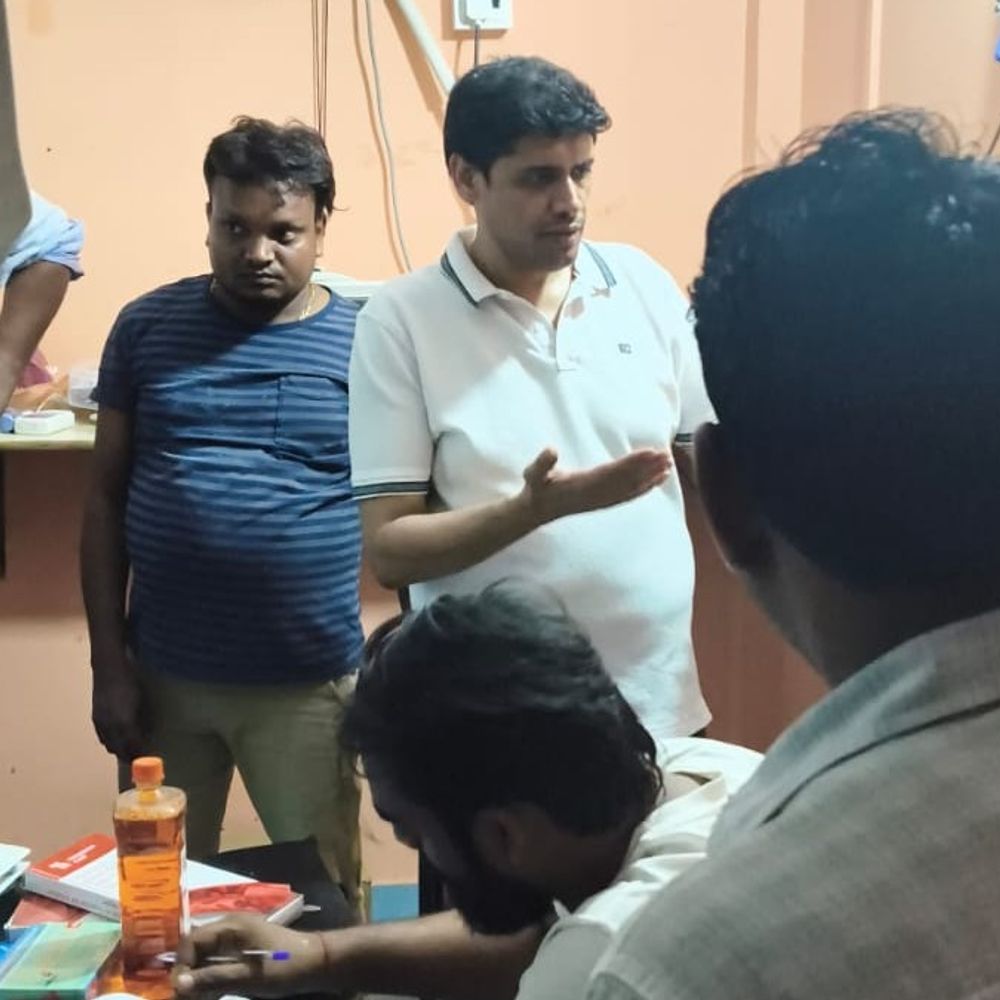 बाहर ताला, अंदर इलाज...FIR में बढ़ेगा फर्जी-डॉक्टर का नाम:सिद्धार्थनगर में स्वास्थ्य विभाग ने पुलिस को भेजी नई तहरीर, बेड के नीचे छिपा मिला था डॉक्टर
