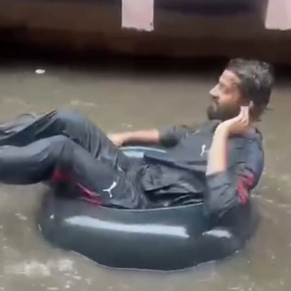 सीहोर के इछावर में सड़क पर घुटनों तक पानी:कांग्रेस पार्षद ने ट्यूब पर बैठकर किया विरोध, ड्रेनेज सिस्टम पर उठाए सवाल
