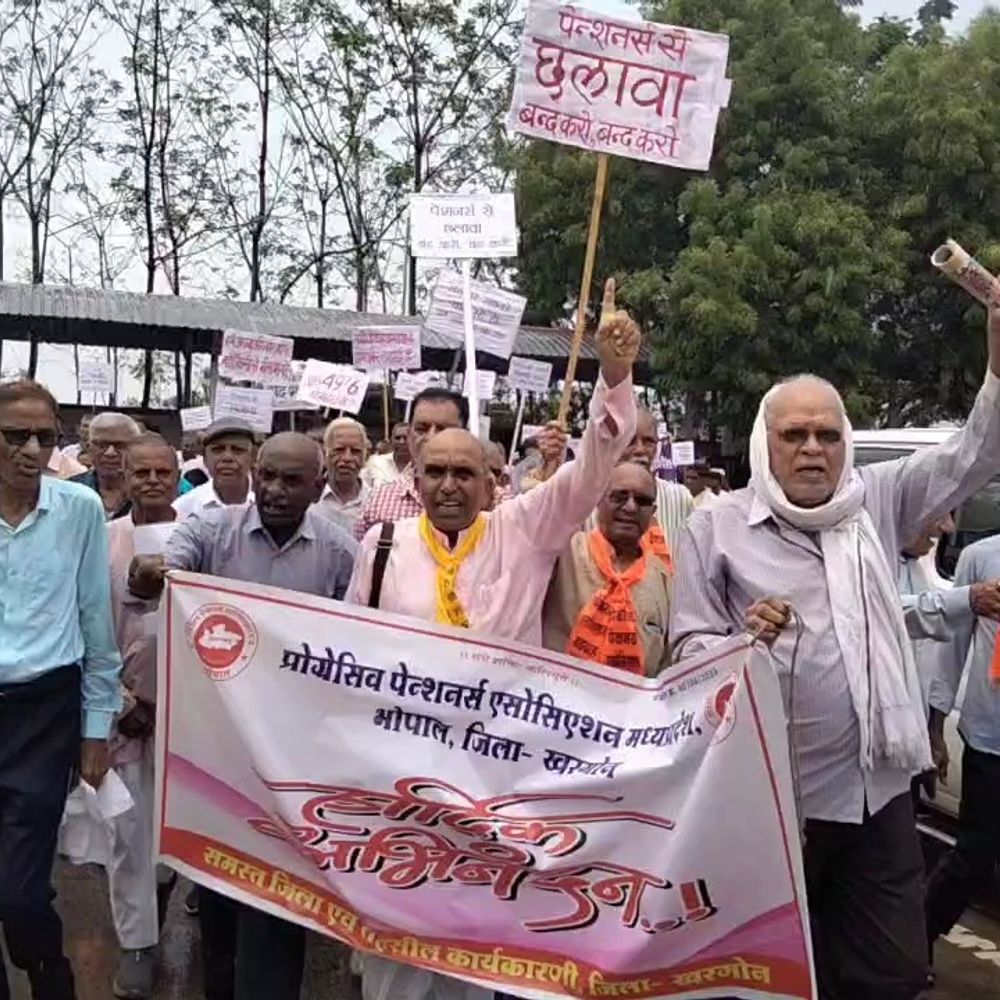 बारिश के बीच सड़कों पर उतरे 500 पेंशनर:खरगोन में महंगाई राहत की उठाई मांग, 5 साल से रुका एरियर