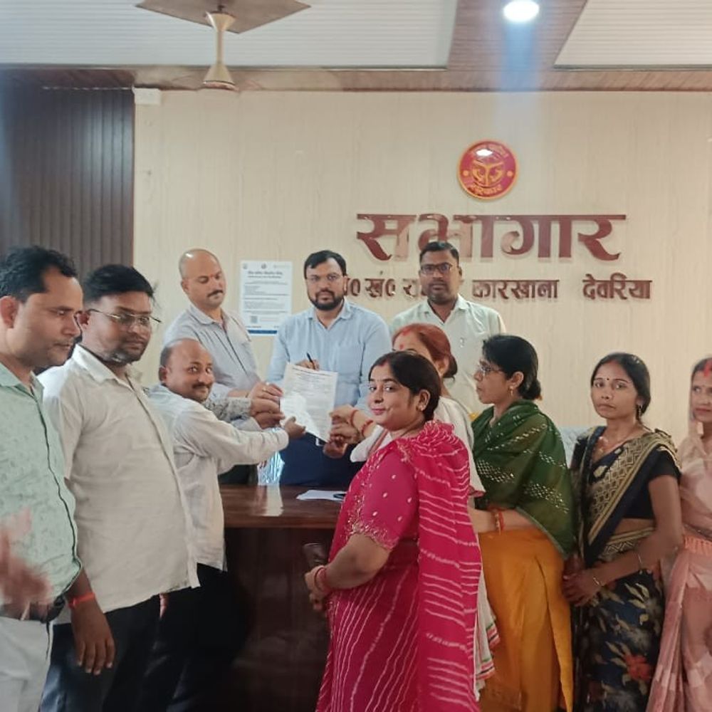 रोजगार सेवकों ने सौंपा ज्ञापन:देवरिया के रामपुर कारखाना में समस्याओं के समाधान की मांग
