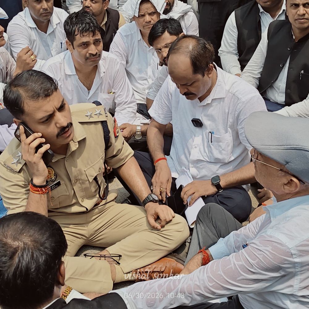 जौनपुर में अधिवक्ताओं का SP कार्यालय पर प्रदर्शन:बक्शा पुलिस पर FIR के लिए पैसे लेने का आरोप, गेट बंद किया