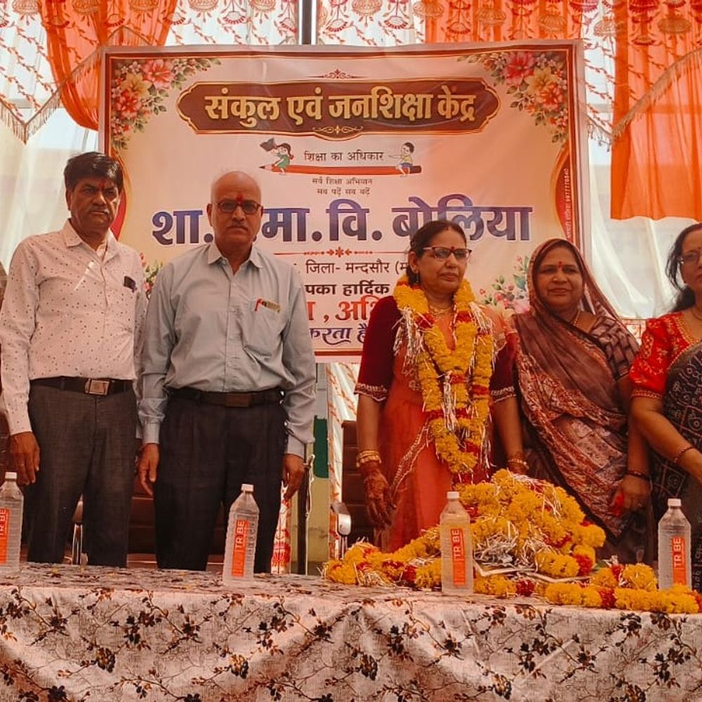 गरोठ में महिला टीचर ने रिटायरमेंट पर देहदान की घोषणा:अलग-अलग स्कूलों के 7 शिक्षक सेवानिवृत्त, समारोह में लोगों ने दी विदाई