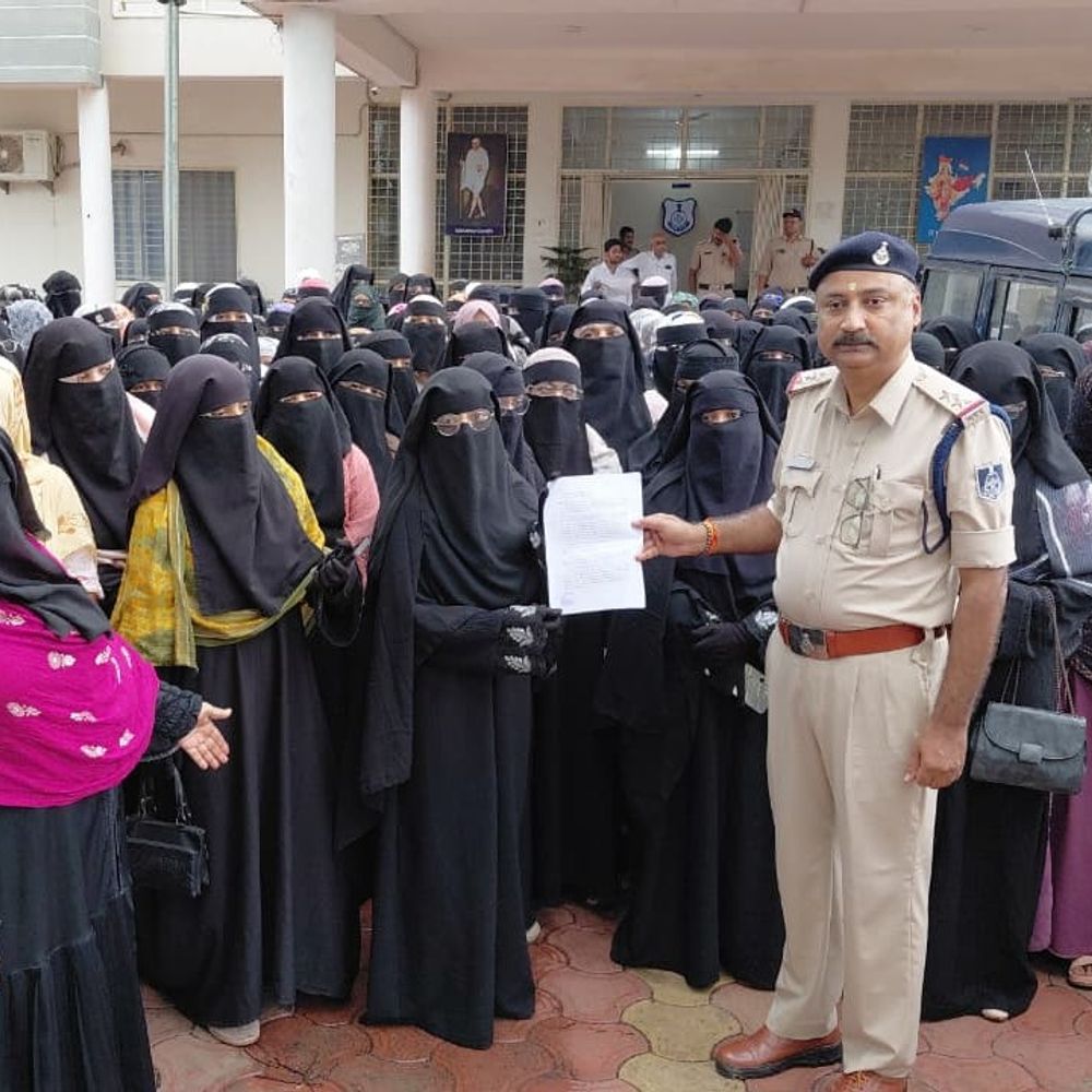 पैगंबर मोहम्मद पर टिप्पणी: मुस्लिम महिलाओं ने FIR की मांग:नाजिया इलाही खान के पॉडकास्ट पर धार्मिक भावनाएं आहत करने का आरोप