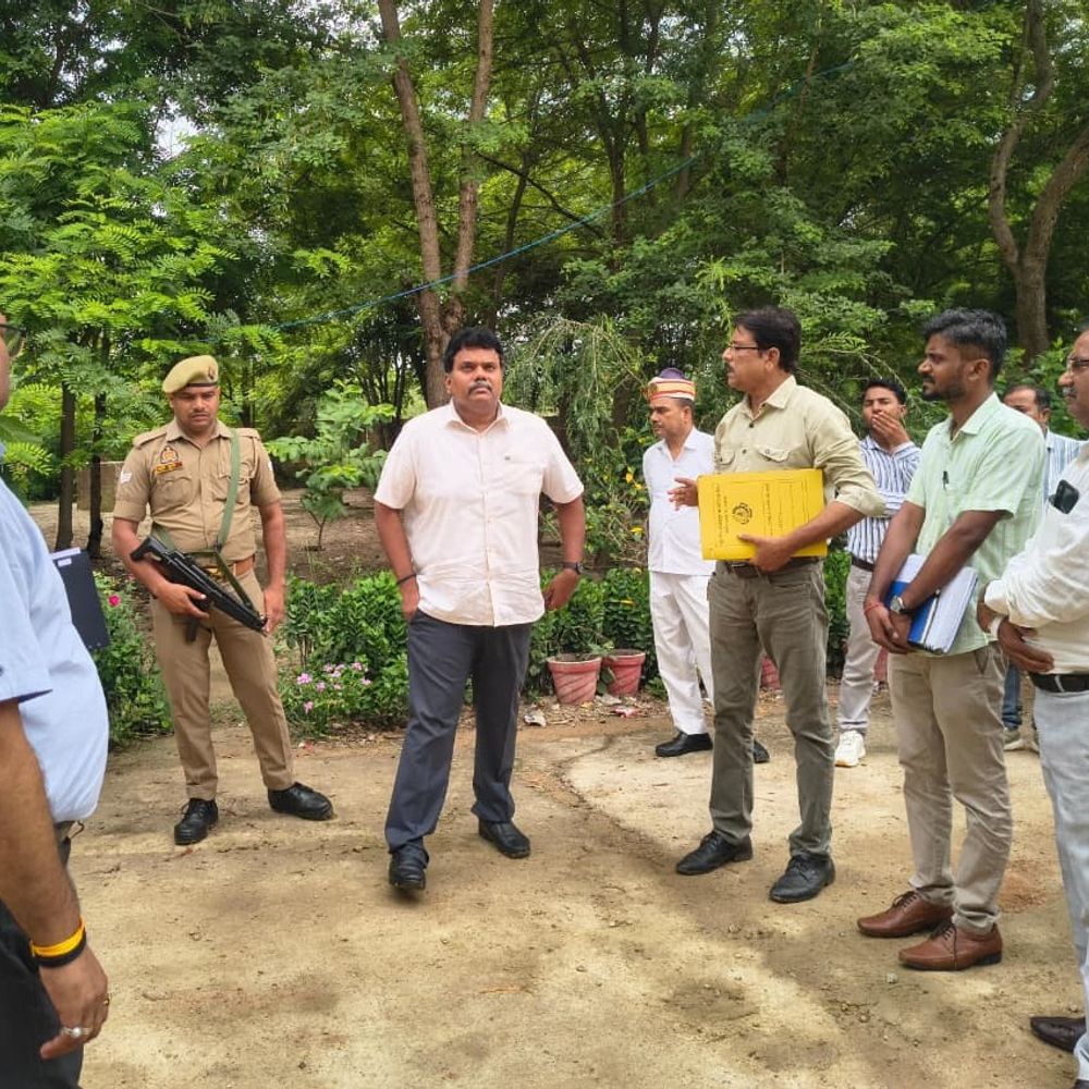 सीतापुर डीएम ने आईटीआई निर्माण का औचक निरीक्षण किया:पिलर में सरिया दिखने पर लगाई फटकार, गुणवत्ता से समझौता न करने के निर्देश दिए