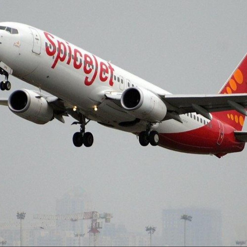 मुंबई से दरभंगा आ रही स्पाइसजेट फ्लाइट का टायर फटा:लैंडिंग के दौरान हादसा, 150 यात्री थे, सभी सुरक्षित; अकासा फ्लाइट में भी खराबी