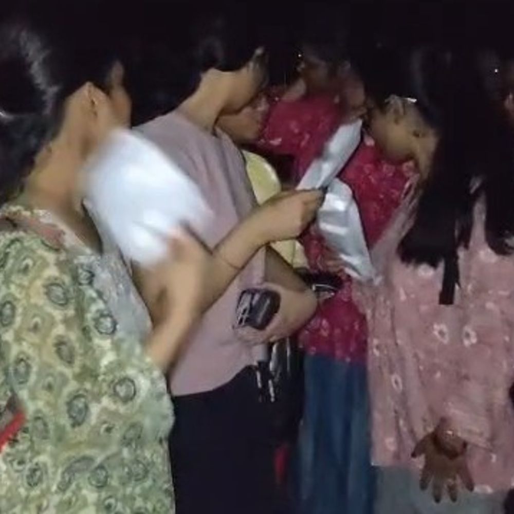 गोंडा मेडिकल कॉलेज में छात्रों का प्रदर्शन:48 घंटे से पानी-बिजली न मिलने से नाराज, कॉलेज में नहीं हैं प्रिंसिपल