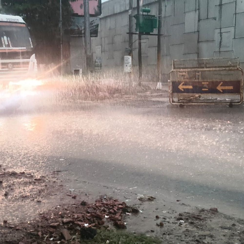 महराजगंज में झमाझम बारिश:उमस भरी गर्मी से राहत, तापमान में आई गिरावट