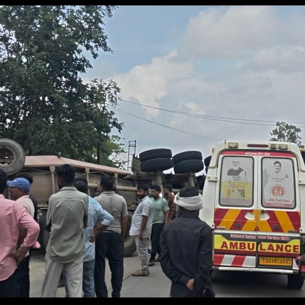 उमरिया में नाले में घुसा राखड़ से भरा ट्रक:टक्कर लगने से एक महिला गंभीर, वाहन का पिछला हिस्सा अलग हुआ; ड्राइवर हिरासत में