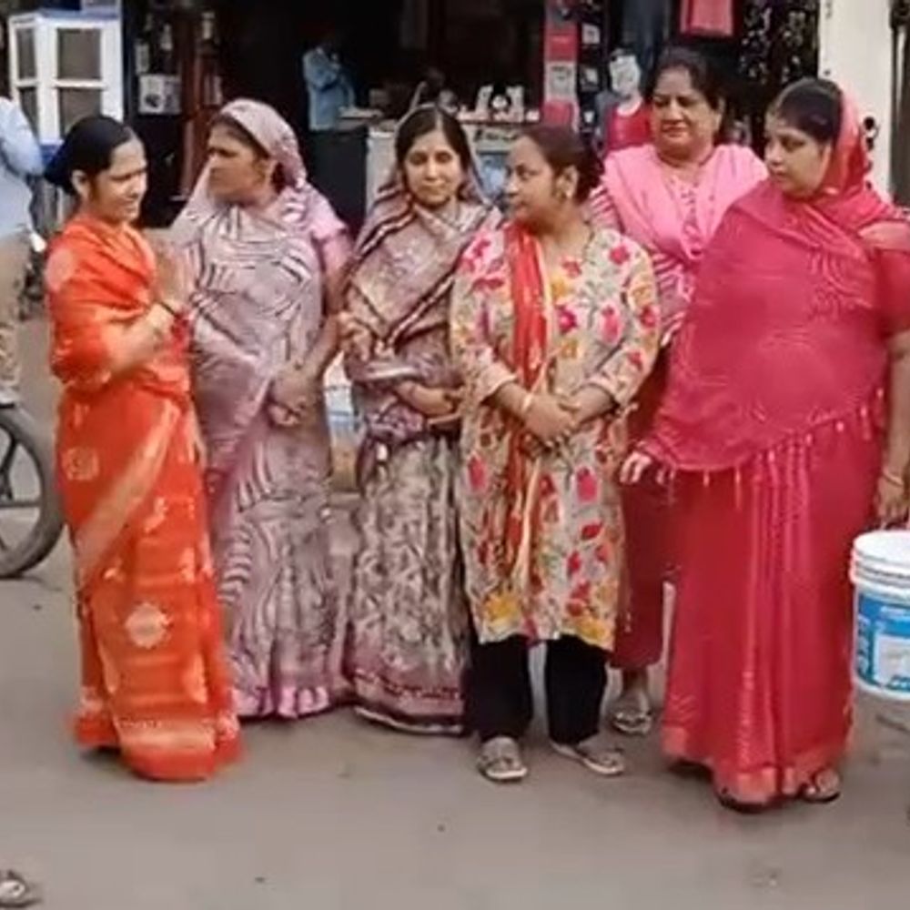कचरा नहीं उठने पर रहवासियों ने सड़क पर किया प्रदर्शन:शाजापुर में चार दिन से वाहन नहीं पहुंचने का आरोप, नियमित सफाई की मांग