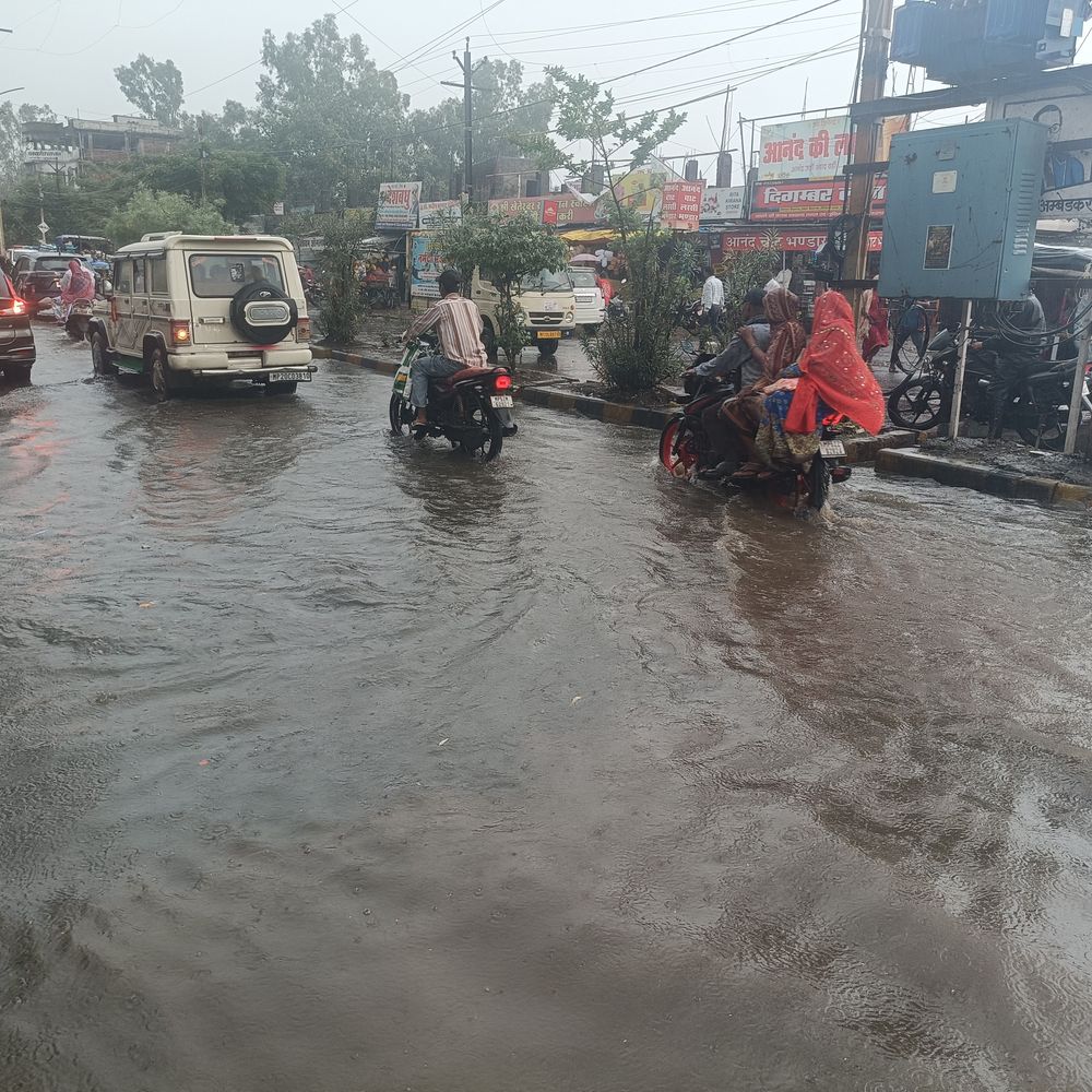 डिंडौरी में ढाई घंटे बारिश, सड़कें बनी तालाब:नाली जाम होने से दुकानों में भरा पानी, व्यापारी बोले- नगरपालिका ने शिकायतों पर ध्यान नहीं दिया