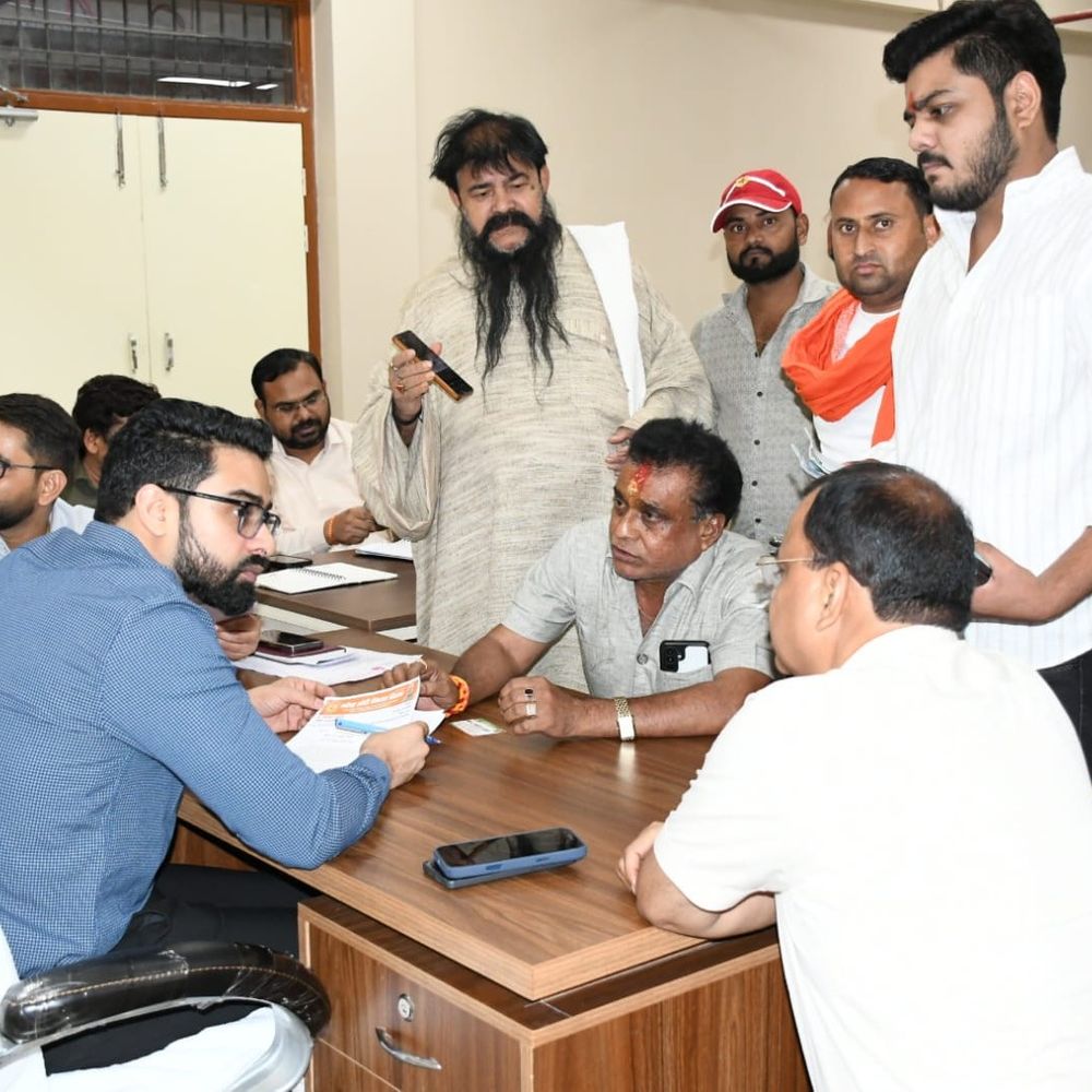 मथुरा नगर निगम की जनसुनवाई में मिली 12 शिकायतें:2 शिकायतों का मौके पर निस्तारण, स्ट्रीट लाइट, अतिक्रमण-सफाई के मामले छाए