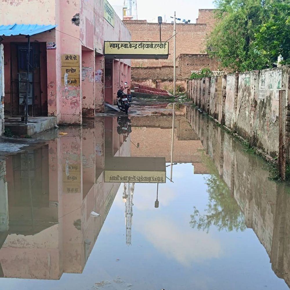 सीएचसी टड़ियावां में जलभराव से मरीज परेशान:सीएमओ ने संज्ञान लिया, अधिकारियों को समाधान के निर्देश दिए