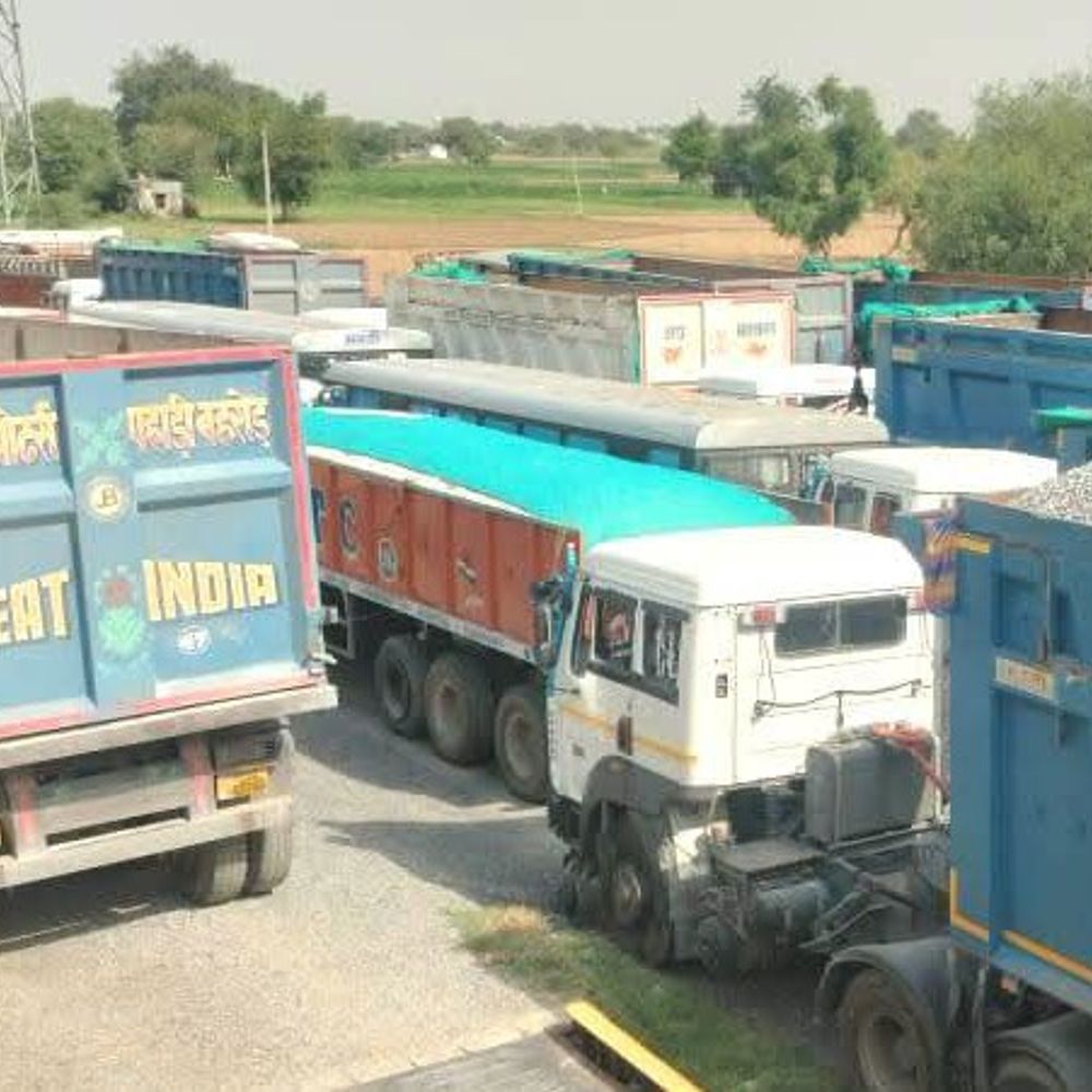 कोटपूतली में परिवहन विभाग ने 66 ओवरलोड वाहन जब्त किए:खनन क्षेत्रों में 90 लाख रुपए का जुर्माना लगाया, 15 फ्लाइंग टीमों ने की कार्रवाई