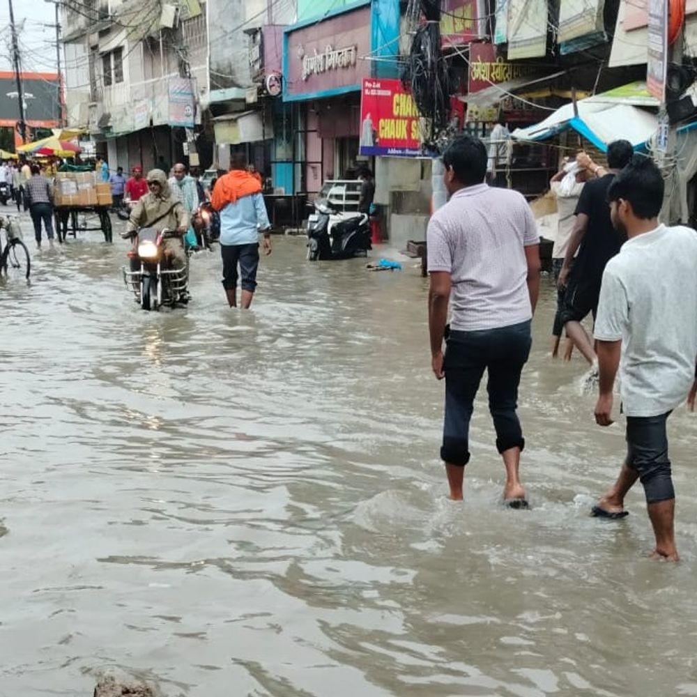 जलभराव पर डीएम सख्त, अधिकारियों को चेतावनी:बोले- लापरवाही मिलने पर होगी कार्रवाई, तत्काल फील्ड में उतरें