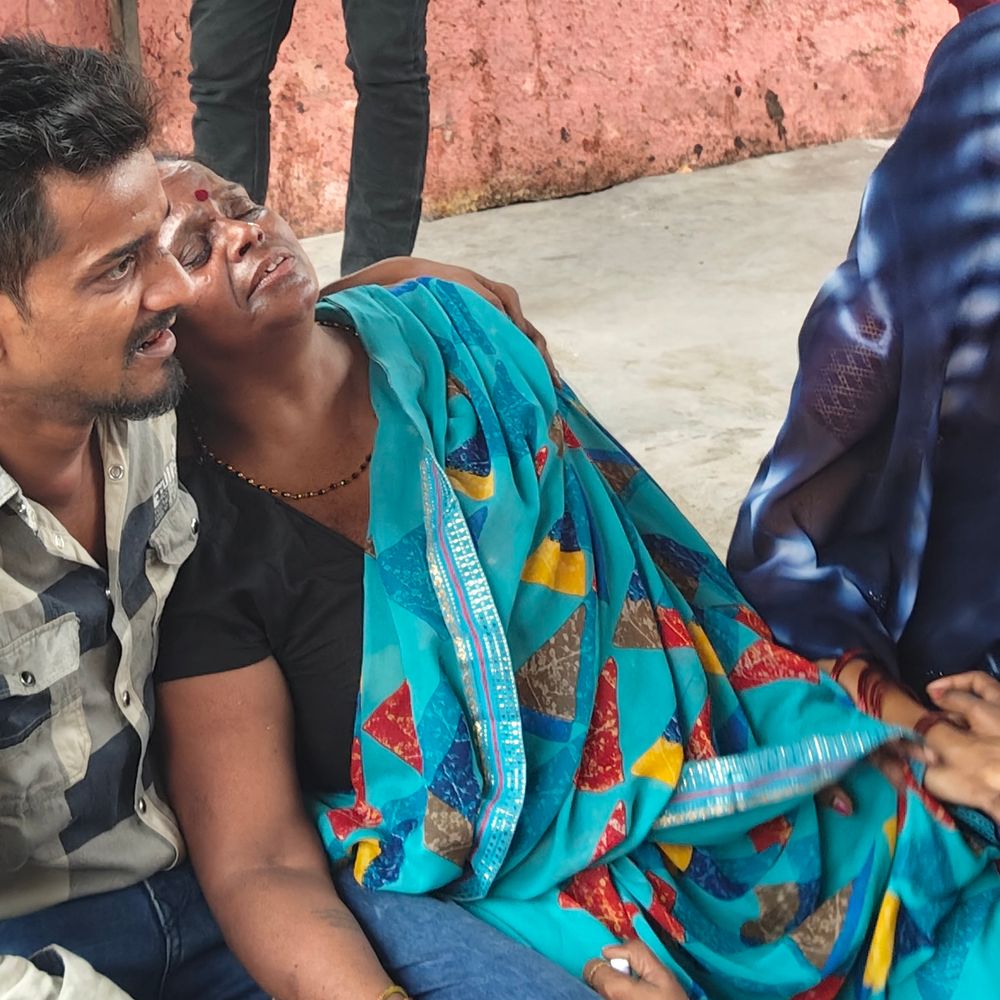 हाथरस में युवक की करंट लगने से मौत:घर में बने मंदिर में पंखे का कंडेंसर बदल रहा था, झटका लगने से नीचे गिरा