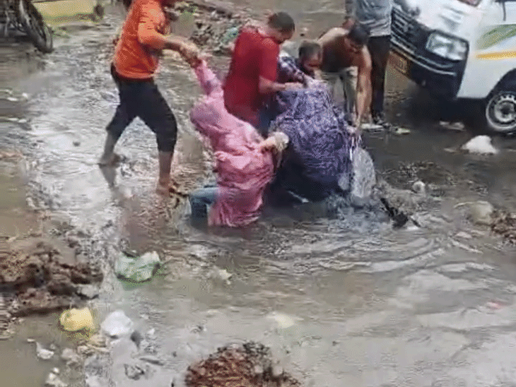 नाले में स्कूटर सहित गिरीं दो छात्राएं:देवास में लोगों ने दोनों को बचाया, तेज बारिश में सड़क के लेबल पर आया खुले नाले का पानी