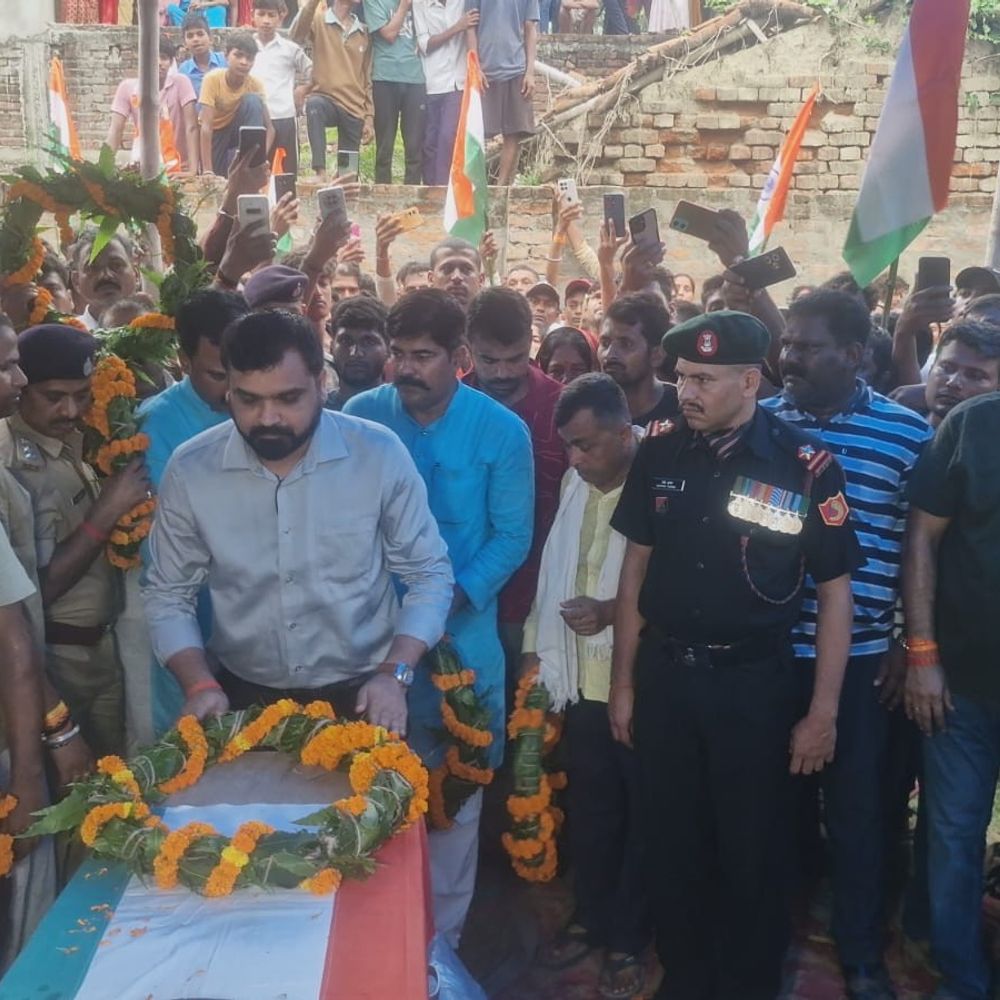समस्तीपुर में सेना के जवान की अंतिम विदाई:हाथों में तिरंगा लेकर पहुंचे लोग; बड़े बेटे निखिल ने मुखाग्नि दी, जवानों ने गार्ड ऑफ ऑनर दिया