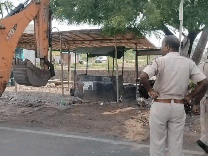 इलेक्ट्रिक बस स्टेंड शुरू होने से पहले ही अतिक्रमण, हटाए:दुकानें,थडियां बनाकर कर रखा था अतिक्रमण, अगले सप्ताह आनी है इलेक्ट्रिक बसें