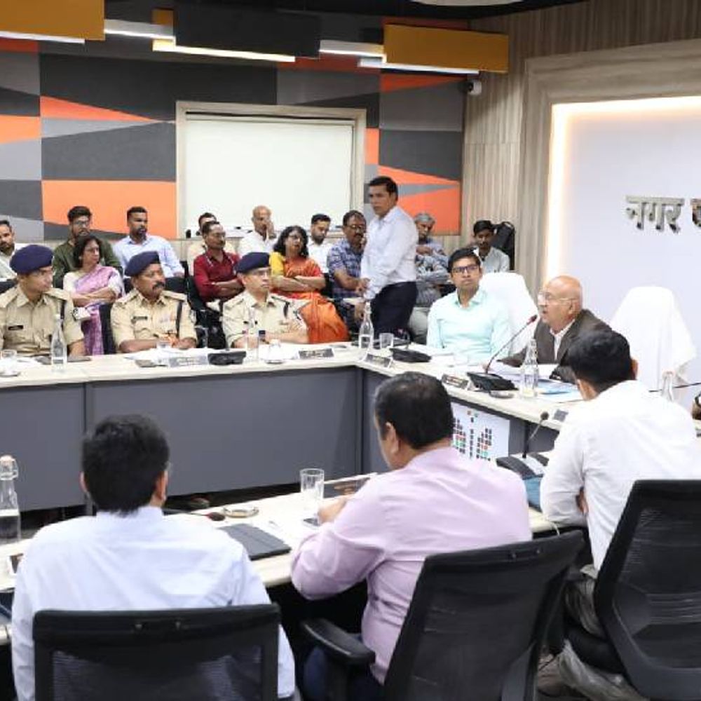 सड़क सुरक्षा पर इंदौर में बड़ा एक्शन प्लान:हेलमेट-सीट बेल्ट नियमों की होगी सख्त निगरानी; ब्लैक स्पॉट खत्म करने और गड्ढे भरने पर फोकस