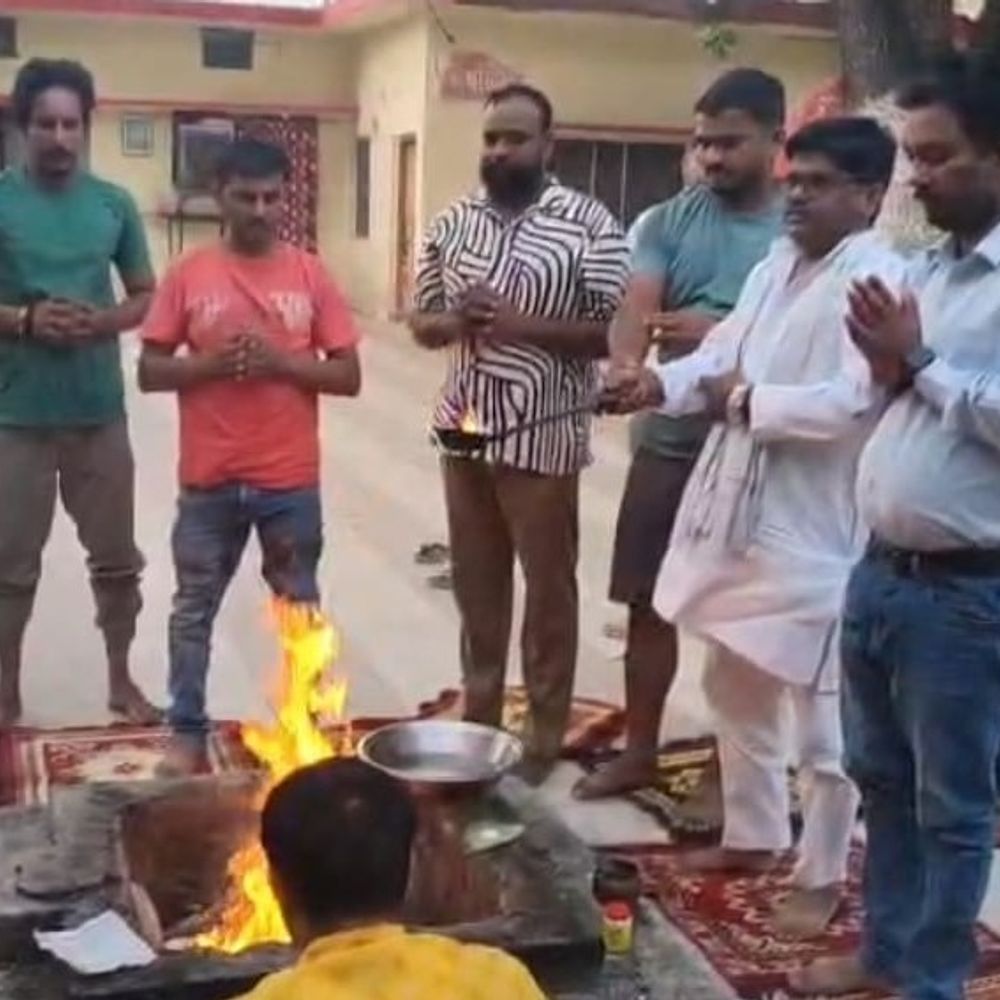 अखिलेश के जन्मदिन की पूर्व संध्या पर गोरखपुर में हवन:कार्यकर्ताओं ने टेका माथा, 2027 में सीएम बनाने की कामना