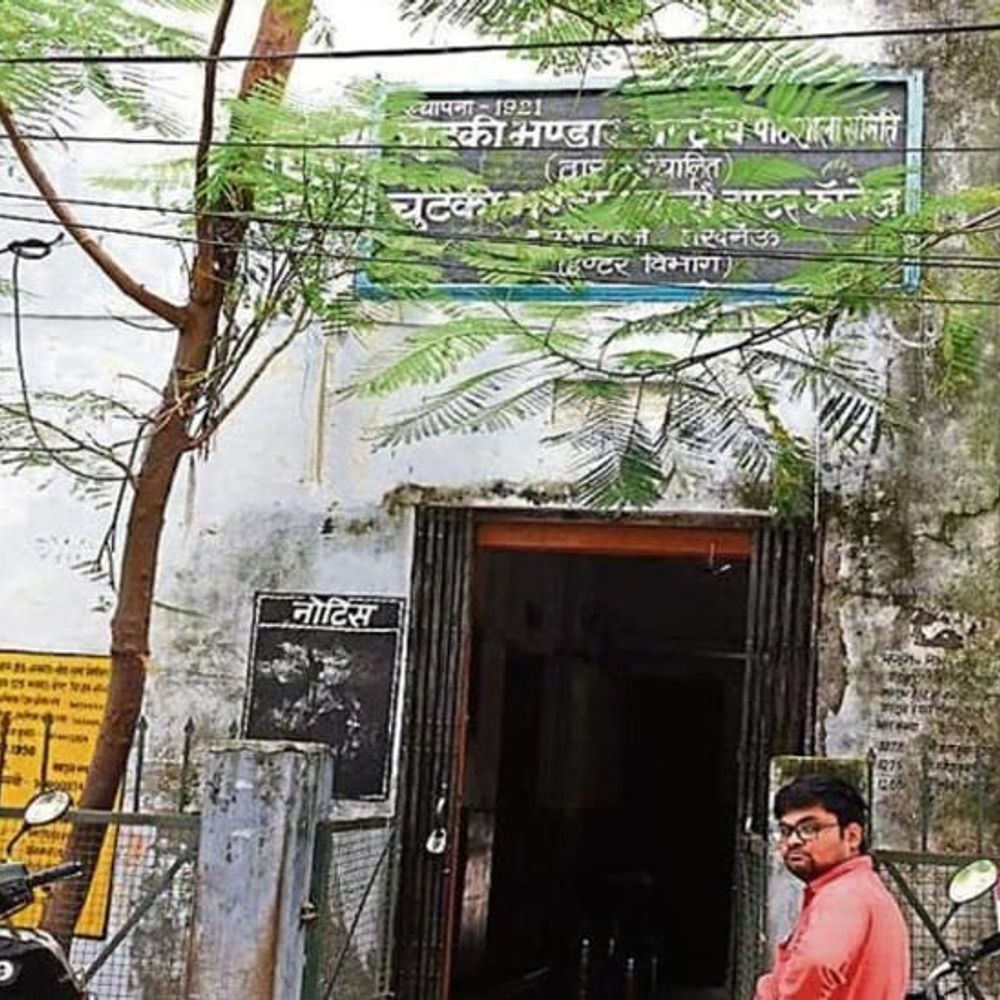 105 साल पुराने चुटकी भंडार इंटर कॉलेज पर लगा ताला:जर्जर भवन सील, छात्राओं और शिक्षकों का दूसरे स्कूलों में समायोजन