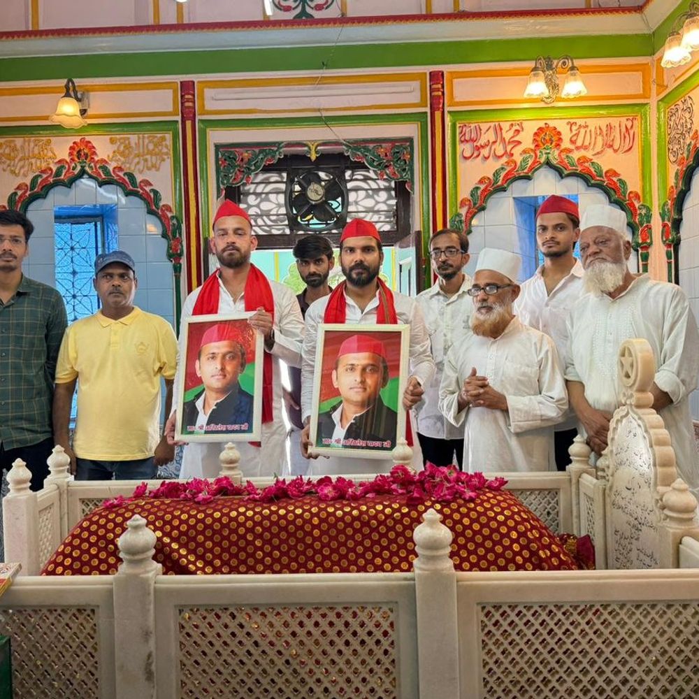 अखिलेश यादव के जन्मदिन पर दादामियां दरगाह में चढ़ाई चादर:सपा नेता मोहम्मद इकलाख बोले- 2027 में सरकार बनाना ही होगा सबसे बड़ा जन्मदिन का तोहफा