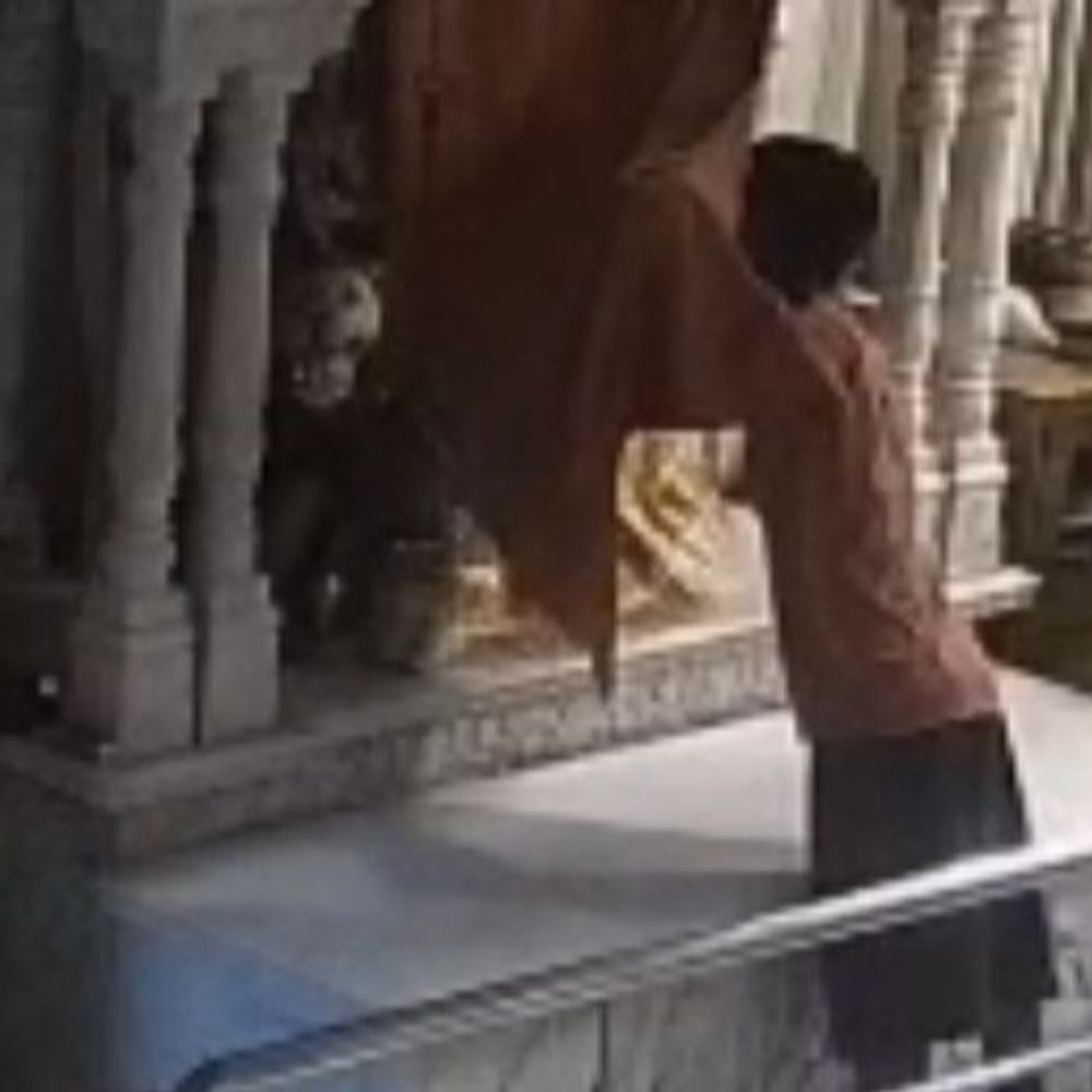 दान पेटी उठाकर ले गया चोर, CCTV में कैद हुई:लखनऊ के इंदिरा नगर में प्राचीन साईं मंदिर को बनाया निशाना