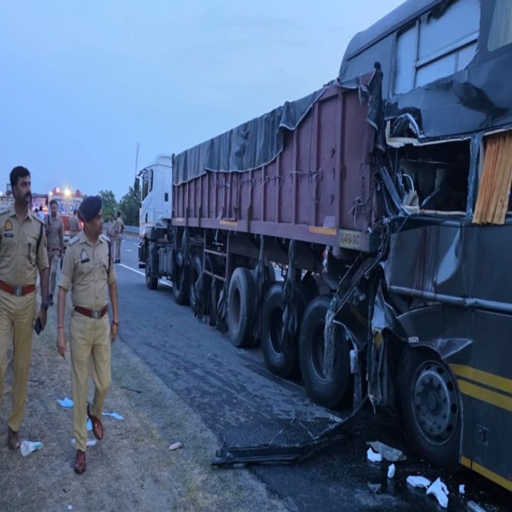 यमुना एक्सप्रेस वे हादसा:तेज रफ्तार बनी हादसे का कारण,मृतकों में 4 में से 3 यात्री